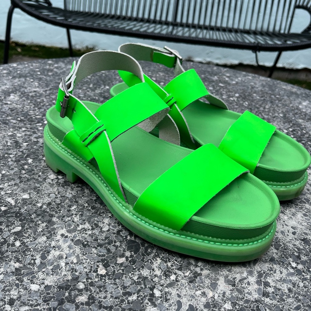 John Fluevog Sandals
Style Defoy 7th Heaven
Size Men’s 9 / Women’s 11